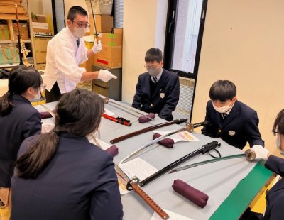 中学2年生キャリアスタディ～学芸員体験・香りの研究・長崎国際大学見学～