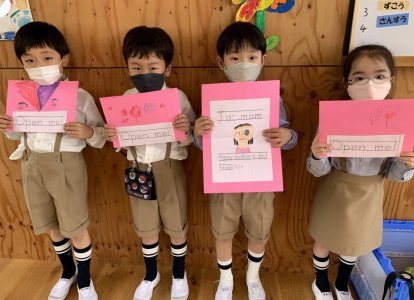 初めて英語でメッセージを書いた子ども達。緊張しながらも一生懸命取り組みました。