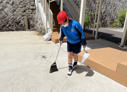 小学校４年生は昼休みに、中学校環境部のお手伝いで美化活動をしました。