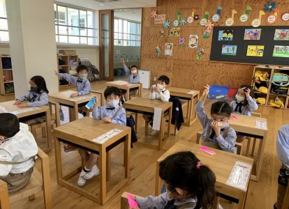小学１年生は図工の時間、折り紙でこいのぼりを作りました。