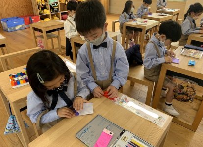 作り方の説明動画を見て、自分たちで考えたり教え合ったりしながら制作しました。