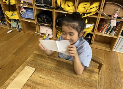 お母さんや家族からの手紙を読んでいます。