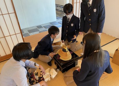 環境部の3年生が子どもの日に向けて、飾り物を組み立てました。