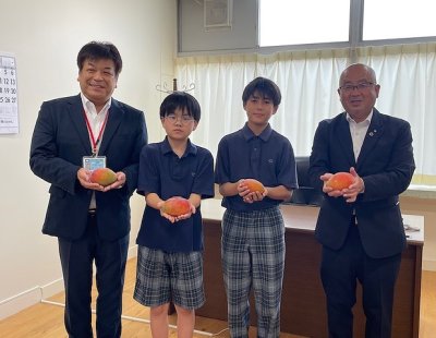 マンゴーの贈呈式を行いました