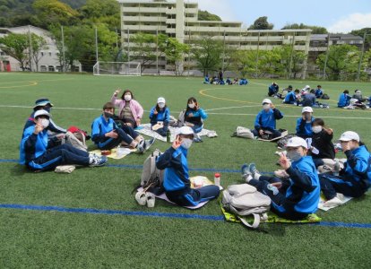 風が冷たく、強かったため、予定より早めに下山し、学校でお弁当を食べました。