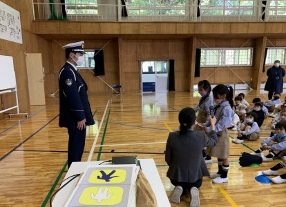 かっこいい制服姿の警察官を前に、子ども達は目を輝かせていました。