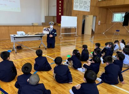 佐世保警察署の方にご来校頂き、小学校１、２年生を対象とした交通安全教室を開いていただきました。
