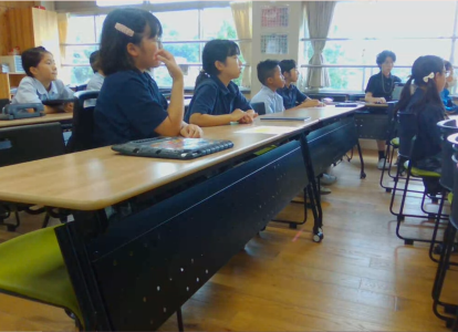 児童会で話し合いを真剣にしていました