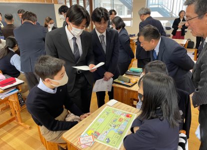 ４