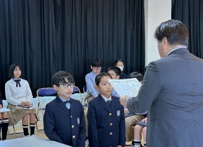 ３