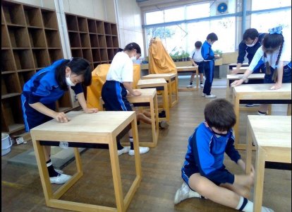 ３年間の使用で味の出ていた机も新品同様に生まれ変わりました