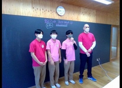 新生徒会の初めての取組となる「Kyubun Pink Shirt Week」は、カナダ出身の副校長先生のお話からスタートしました。