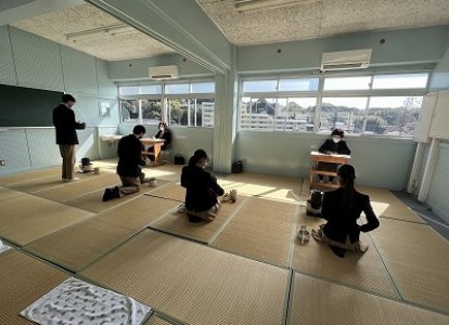これまで学習したお点前を１つの流れとして、丁寧に取り組むことができていました。