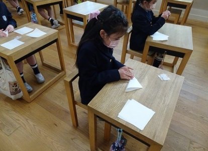 お薬教室の最後には、薬包紙を使って粉末の薬を包む練習をしました。