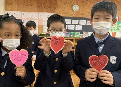 小学校英語では、バレンタインデーに合わせて" Thank you card" を作りました。