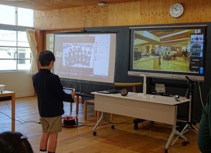 私たちの学校について、もっと詳しく知ってもらおうと児童が作った動画を使って紹介していきました。