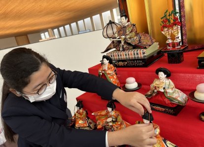 中学生が代表して、感染予防に注意しながら、ひな人形・七段飾りを飾りました。