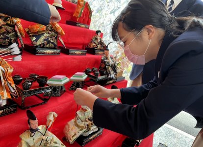 生徒は一つ一つの装飾を丁寧に飾り付けました。