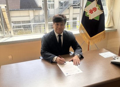 Principal Hashimoto Signing MOU
