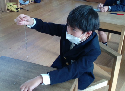 じしゃくからクリップを離してもつながっている不思議な状態を何度も試していた子どもたちです。