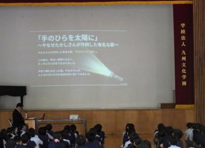 ３