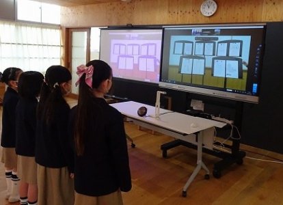 最初に仙台白百合学園のみなさんが司会で、ハイアンドローゲームをして楽しみました。