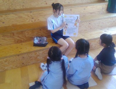 IT授業　G9生徒によるG1児童への絵本読み聞かせ