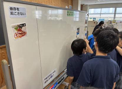 ③