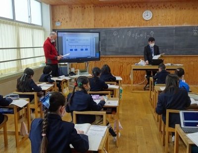 イマージョンデイ　小3　算数科「分数」の授業を英語で行いました。