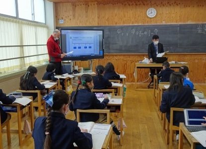 イマージョンデイー 小3算数科では、「分数」の授業を英語で行いました。