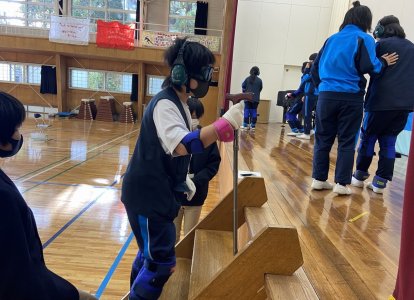 体に重りのあるベストやゴーグルなどを装着した擬似体験
