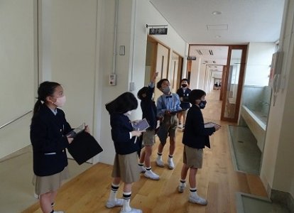 社会の時間に学校内の消防設備を探しました。