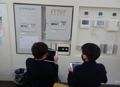 職員室の中の消防設備を見学しました。