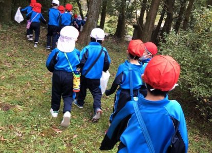 生活科の学習で佐世保青少年の天地に行き、秋さがしをしました。