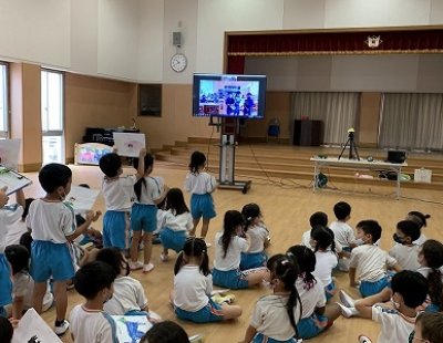 小学1年生、九州文化学園幼稚園と遠隔で英語授業をしました。