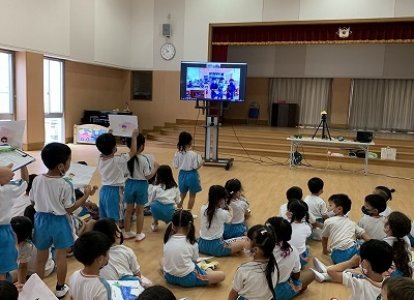 九州文化学園幼稚園の年長さん達と一緒に英語学習
