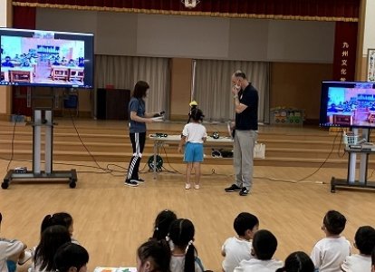 九州文化学園幼稚園の年長さん達と一緒に英語学習