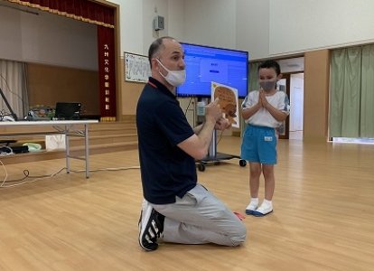九州文化学園幼稚園の年長さん達と一緒に英語学習