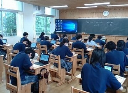 中学校各学年でTOFAS（Test of Fundamental Academic Skills）の試験を行いました。