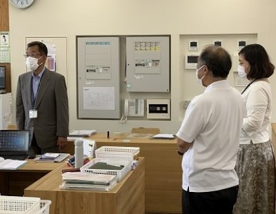 教育公務員弘済会長崎支部の方が教育研究・活動助成奨励事業のために来校されました。