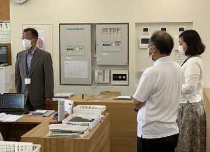 教育公務員弘済会長崎支部の方が教育研究・活動助成奨励事業のために来校されました。