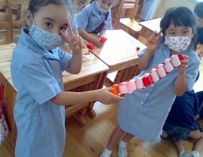 小1算数「どちらがながい」の学習で、七夕の輪飾りを作りました。
