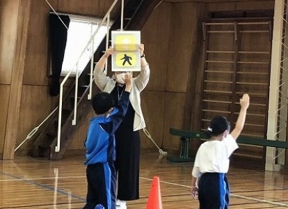 横断歩道のある道路の渡り方の練習です。