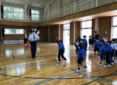 横断歩道のある道路の渡り方の練習です。