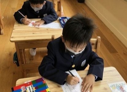 大きく名前を書いた後、好きな色で周りを塗りました。
