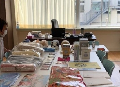 1等だった小学1年生は、自動アルコール消毒機を選びました。