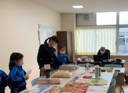 小学生も中学生も、楽しくプレゼントを選びました。