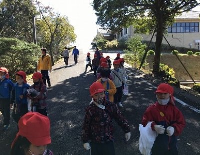 青少年の天地で秋さがしを行いました。（小学１年生）