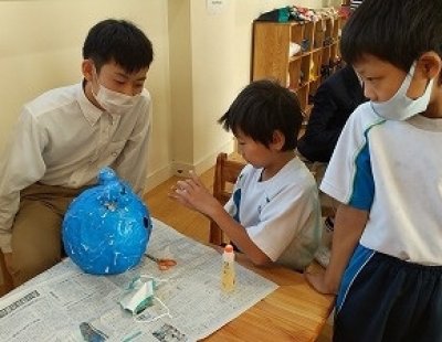 今年のハロウィンは、仮装も手作り！小学生が中学生のお兄さん・おねえさんと一緒にお面を作成しました。中学生の手助けもあり、とてもリアルな仮装のお面が出来上がりました！