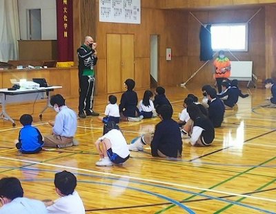 最後は、みんなでビンゴゲームとじゃんけん大会！小学生も中学生も商品の限定鉛筆を目指して、一喜一憂しながらゲームに取り組みました。